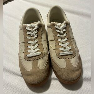 Women’s Toms shoes